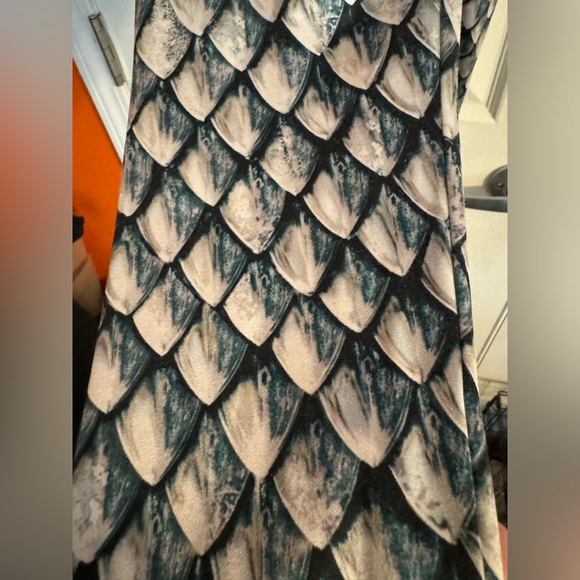 DRAGON SCALES SILVER LEGGINGS - Picture 4 of 7